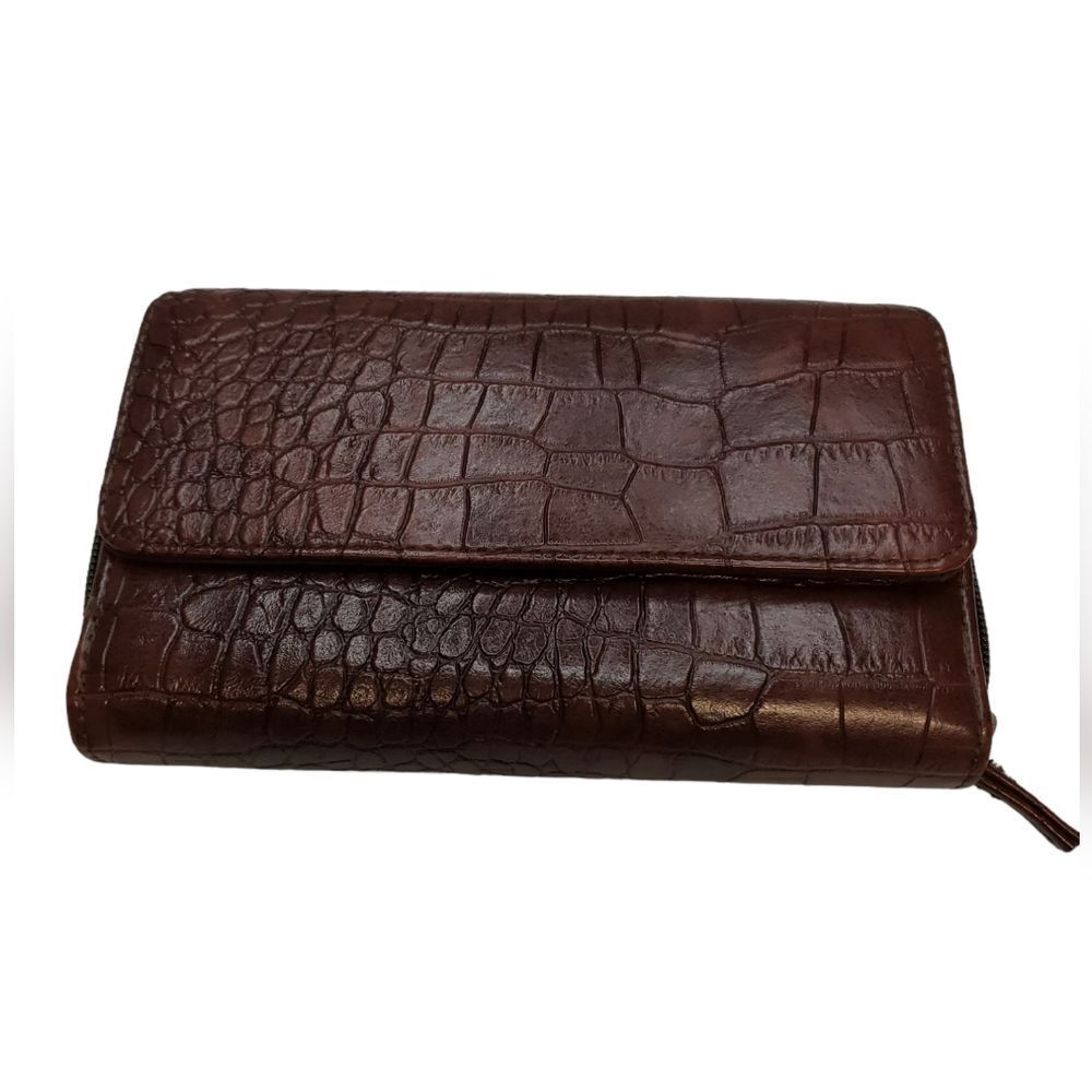 Croc-Embossed Brown Leather Wallet with Zip and Flap